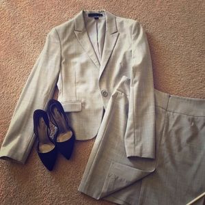 Express suit - jacket and skirt. Gray Size 6